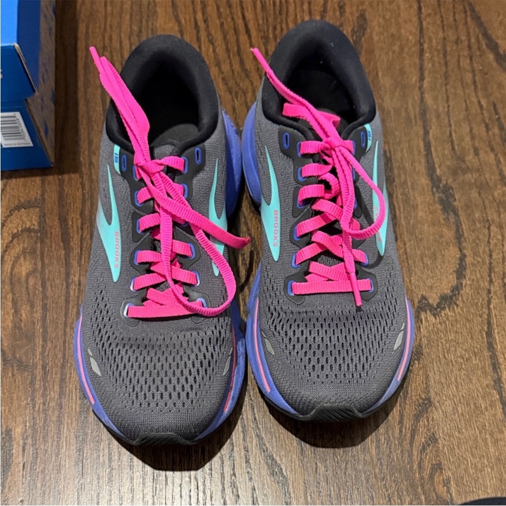 Brooks Women's Athletic Shoes size 6 in box